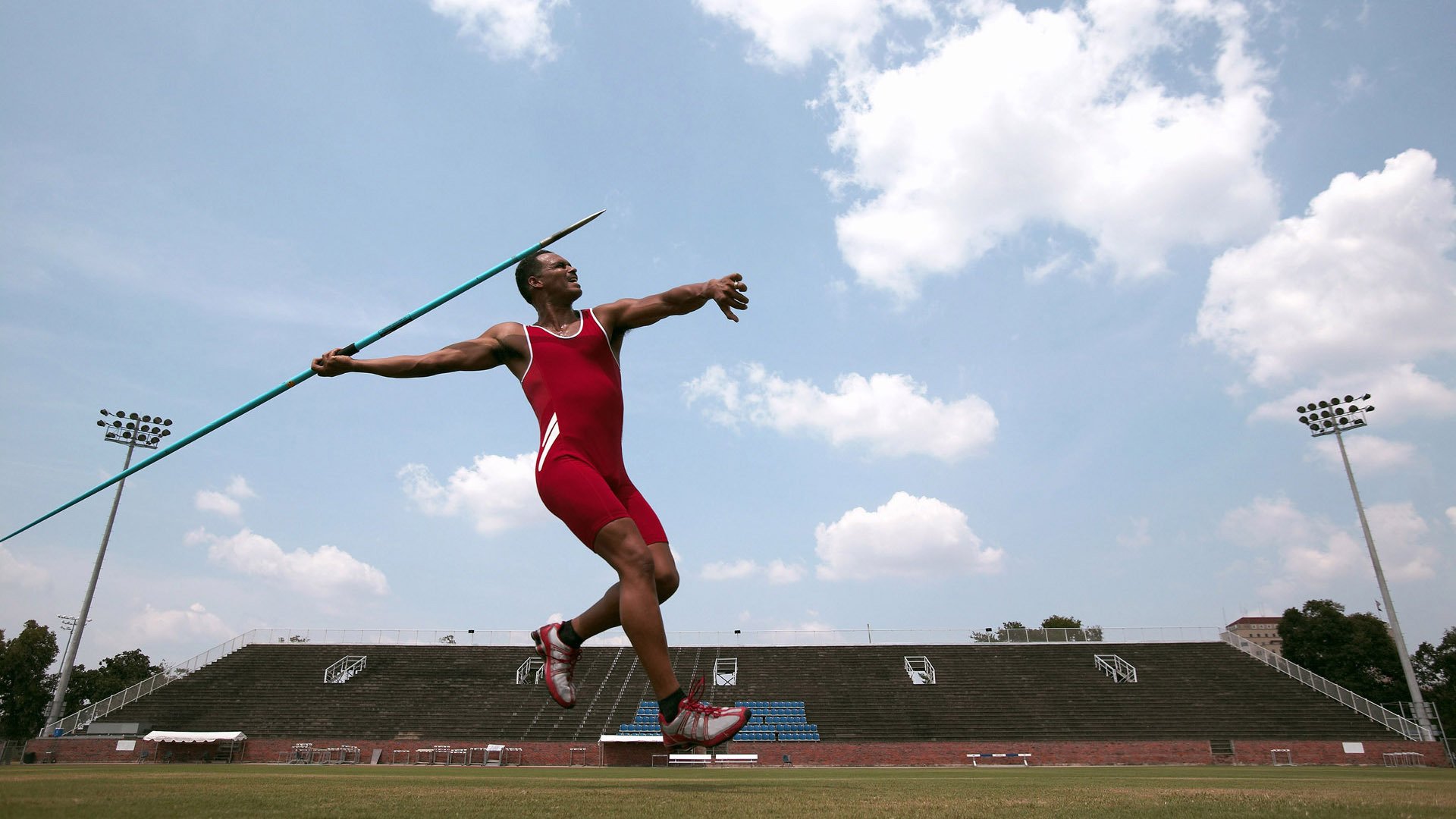 “火热每一秒:激燃的赛车激情”,赛车激烈角逐的场面描写