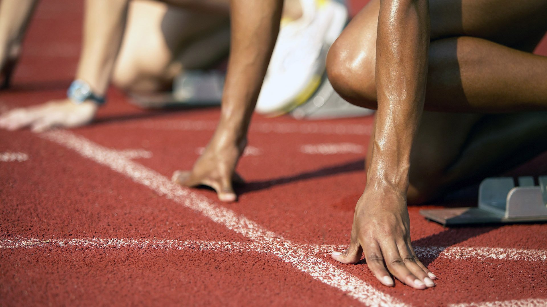 德国男子200米蛙泳选手在预赛中表现出色，晋级半决赛